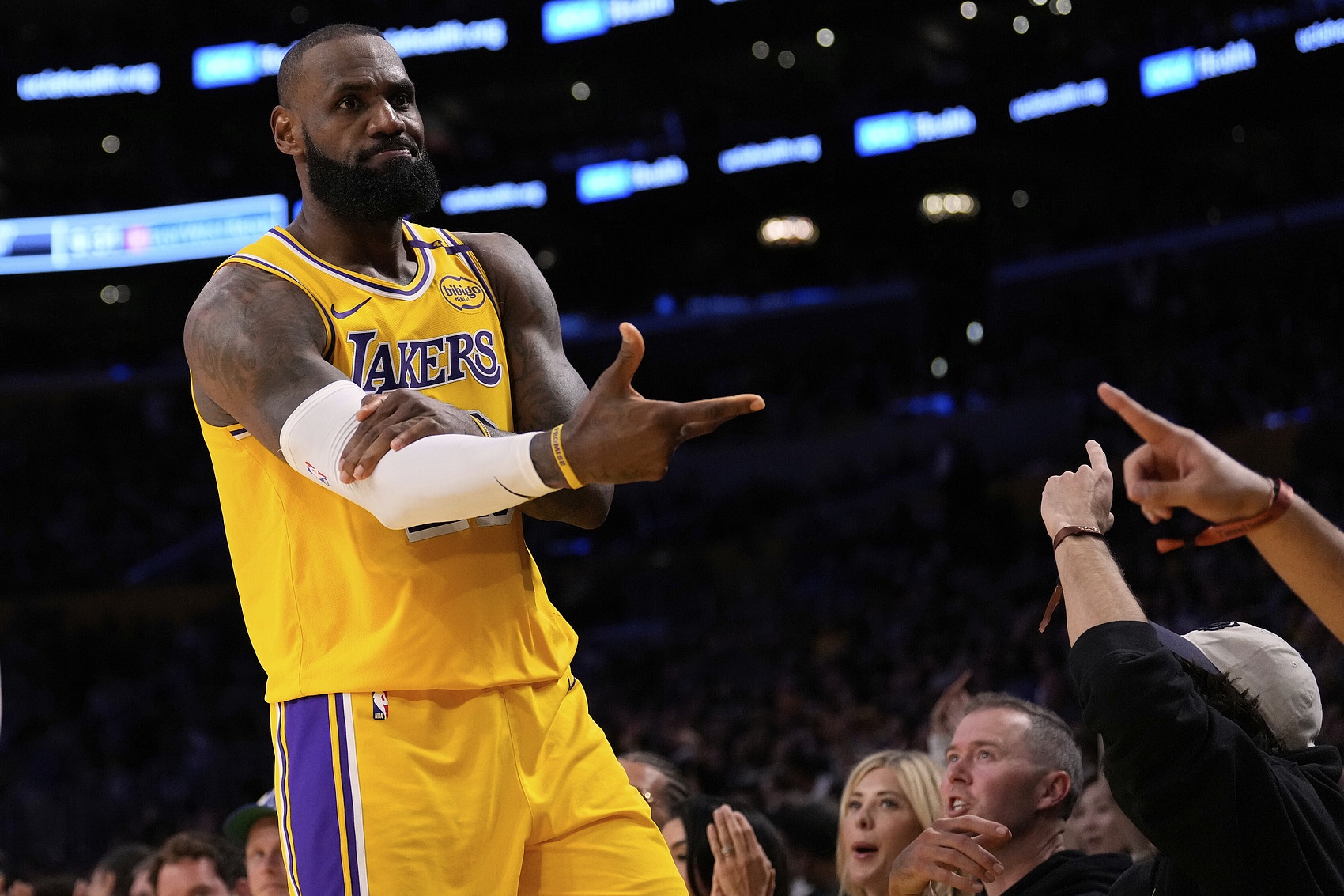 詹姆斯回归赛场,回归赛场首场状态亮眼,FPX观众沸腾!的简单介绍 詹姆斯回归赛场,回归赛场首场状态亮眼,FPX观众沸腾!的简单介绍