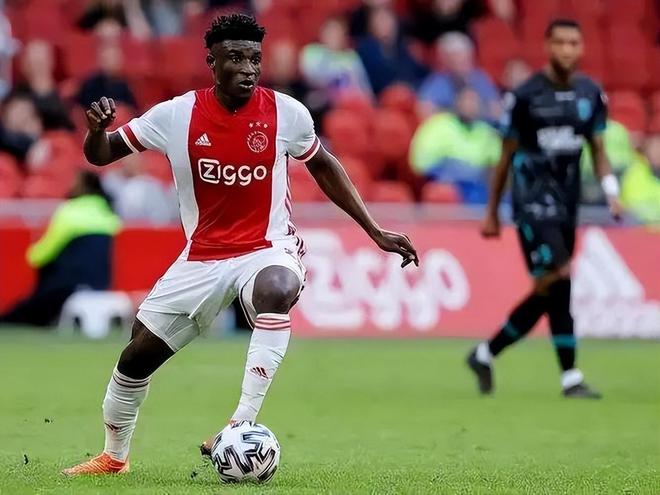 集结日阿贾克斯调整名单以备德甲，更衣室发声环节打磨，气氛紧张，年轻球员得到机会的简单介绍